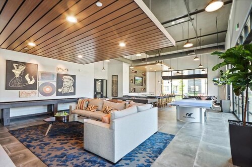 Furnished 1BR w/ Shared Fire Pit, Heated pool & BBQ