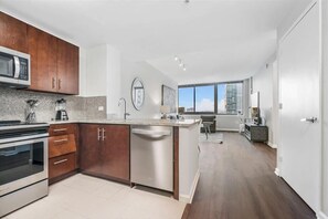 Kylskåp, mikrovågsugn, ugn och spishäll