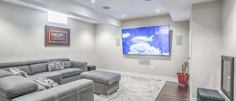Smart TV, caminetto, videoteca, monitor per computer