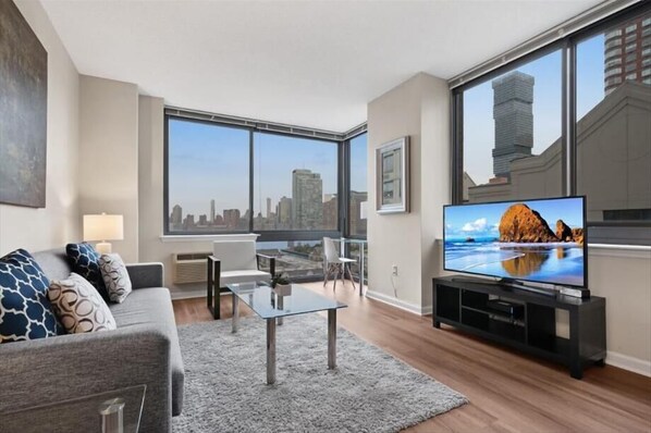 Smart TV - Luxury 2BR | Gym & Pool | Jersey City by GLS (Jersey City)