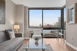 Smart TV - Luxury 2BR | Gym & Pool | Jersey City by GLS (Jersey City)