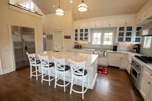 Private kitchen - Transferable Car Ferry Rezis - Desirable Cliff Road - walk 2 Town/ Steps Beach (Nantucket)