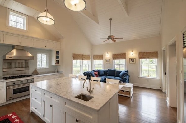 Interior - Transferable Car Ferry Rezis - Desirable Cliff Road - walk 2 Town/ Steps Beach (Nantucket)