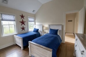 4 bedrooms, iron/ironing board, WiFi, bed sheets