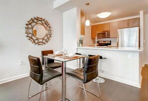 Dining - Spacious 1 Bedroom Apartment in Jersey City (Jersey City)