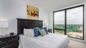 2 habitaciones, escritorio y tabla de planchar con plancha