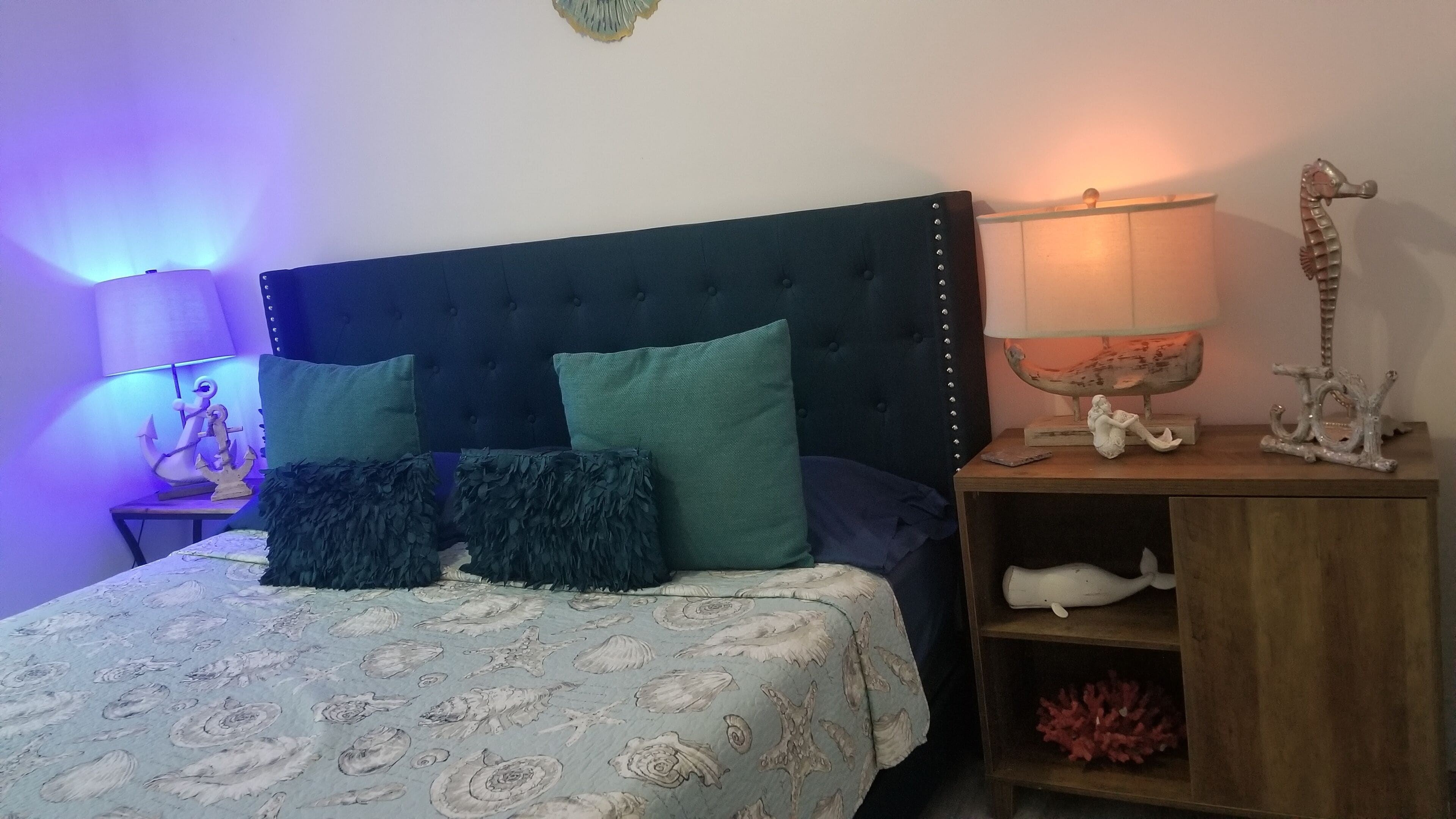 3 soverom, skrivebord, strykejern/-brett og reiseseng for barn