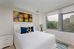 2 Schlafzimmer, Schreibtisch, Bügeleisen/Bügelbrett, Reisekinderbett