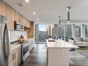 Geladeira, micro-ondas, fogão, cooktop