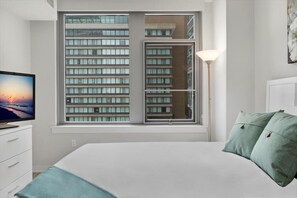 2 habitaciones, escritorio y tabla de planchar con plancha 