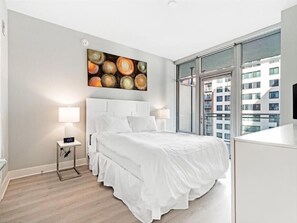 2 habitaciones, escritorio y tabla de planchar con plancha 