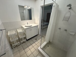 Towels, soap, toilet paper - Magnetic Island Resort Studio - Relax, sun, swim, fish, beach and lovely gardens (Nelly Bay)