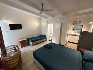 1 bedroom, bed sheets - Magnetic Island Resort Studio - Relax, sun, swim, fish, beach and lovely gardens (Nelly Bay)
