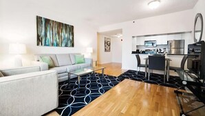 Un appartement moderne comprenant un salon, un coin repas et une kitchenette.