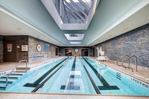 Una piscina techada, una piscina climatizada