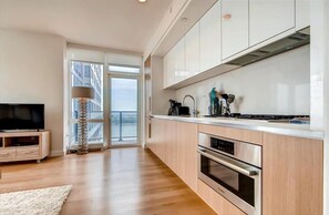Fridge, microwave, oven, stovetop - Fully Furnished 1BR | WiFi + Desk | Near Hospitals (New York)