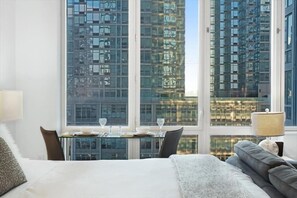 Escritorio, tabla de planchar con plancha, wifi gratis y ropa de cama