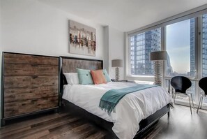 Escritorio, tabla de planchar con plancha, wifi gratis y ropa de cama