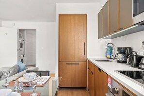 Eine kompakte Küche mit Backofen, Kaffeemaschine und Toaster.