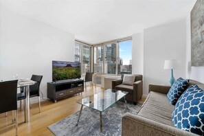 Smart TV - Gorgeous 1BR | Full Kitchen + Gym | Midtown (New York)