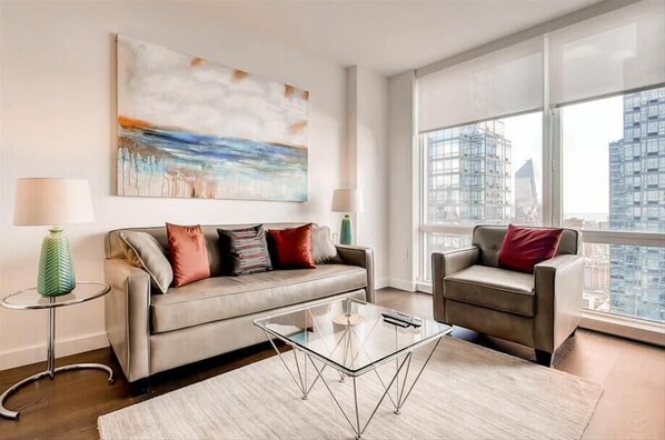 Smart TV - Deluxe 1BR | Midtown West | Walking Distance to Javits Center | by GLS (New York)