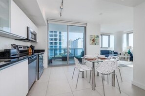 Fridge, microwave, oven, stovetop - Explore Miami Attractions Close by | Direct Beach Access | North Beach (Miami Beach)