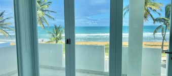 Beachfront 5br/4ba house w/roof top terrace & Swimming Pool