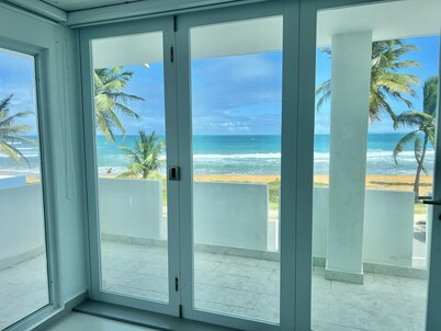 Beachfront 5br/4ba house w/roof top terrace & Swimming Pool