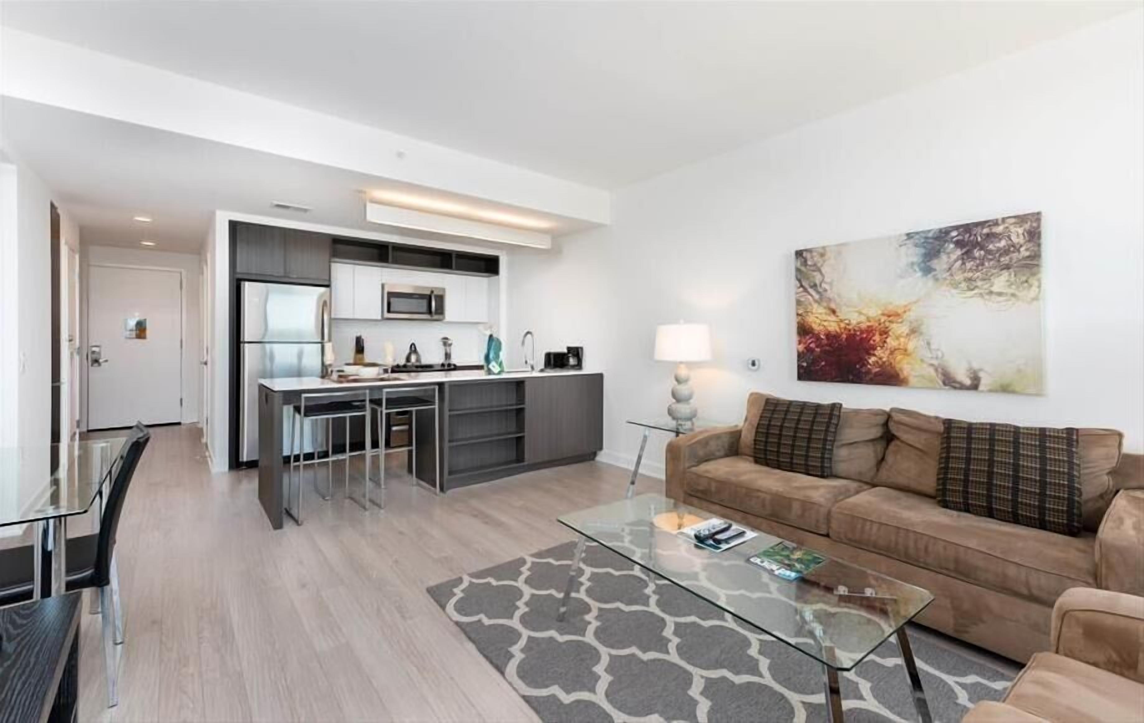 Un apartamento moderno con cocina, comedor y sala de estar.