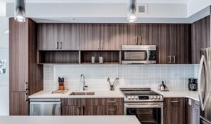 Frigorífico, microondas, horno y placa de cocina