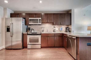 Frigorífico, microondas, horno y placa de cocina