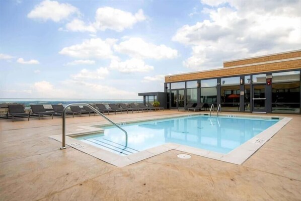 حمّام سباحة مُدفَّأ