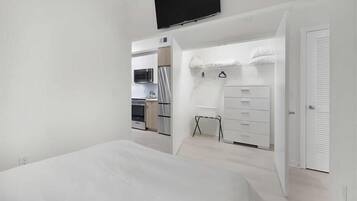 1 dormitori, escriptori, planxa i posts de planxar i wifi gratuïta