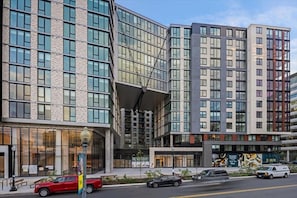 Un hôtel à plusieurs étages doté d’une architecture moderne, caractérisé par de grandes fenêtres et une entrée imposante.