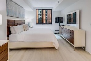 1 chambre, bureau, fer et planche à repasser, lit parapluie