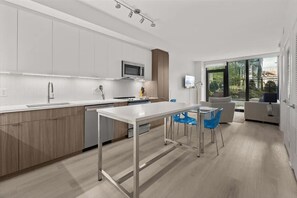 Refrigerador, microondas, horno, placa de cocina