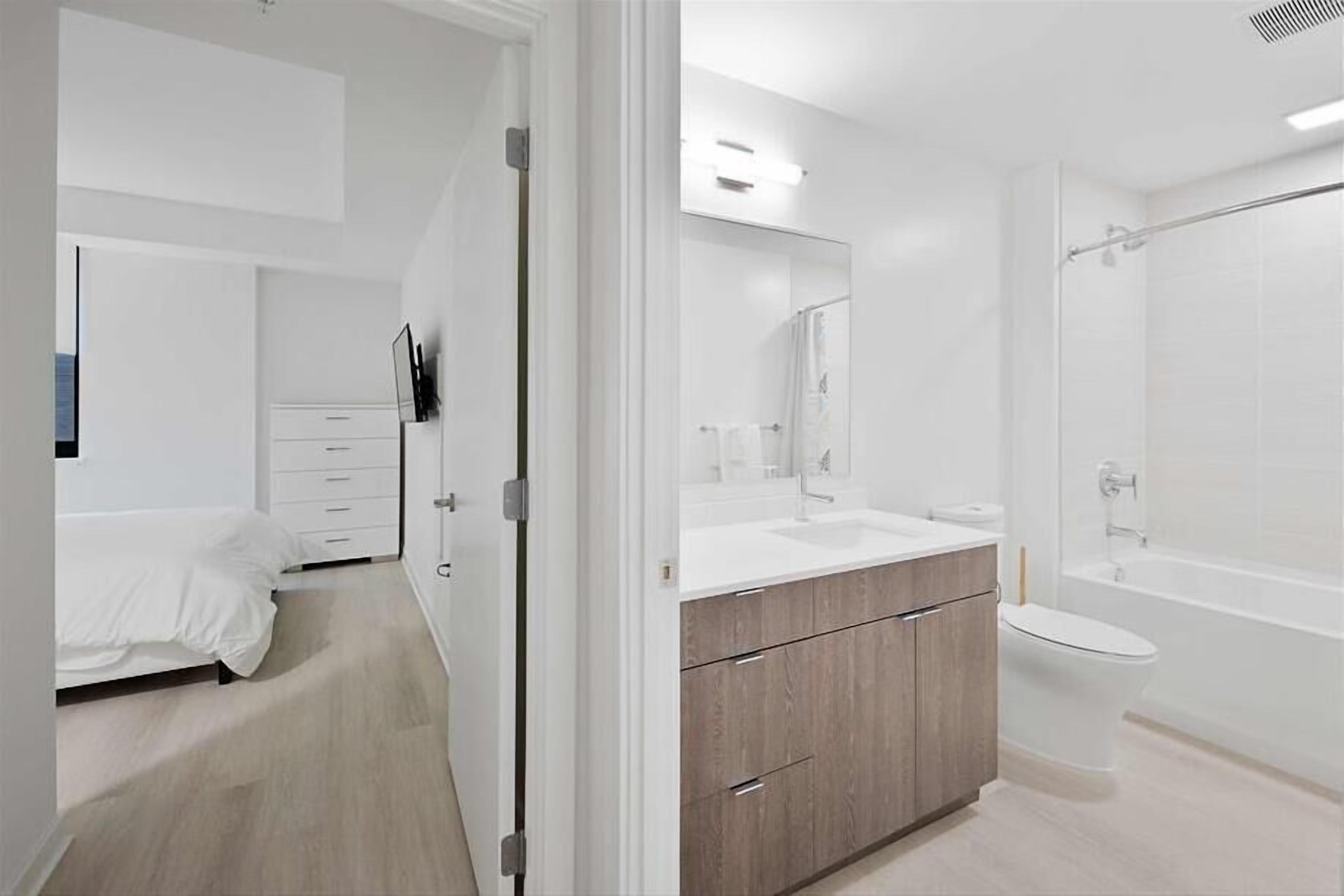 Un bagno moderno con doccia, servizi igienici e mobile lavabo.