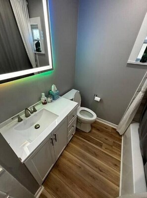 Hiustenkuivaaja, pyyhkeet, saippua, sampoo