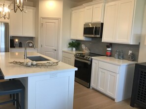 Een koelkast, een microgolfoven, een oven, een kookplaat