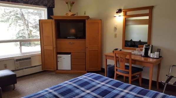 Room, 1 Queen Bed, Non Smoking | Living area