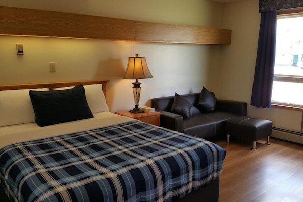Room, 1 Queen Bed, Non Smoking | Free WiFi, bed sheets