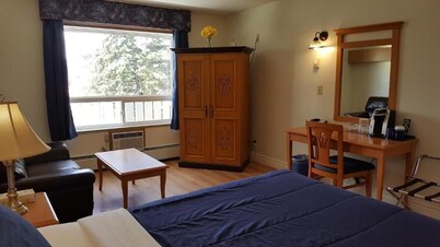 Pines Motel