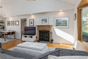 Smart TV, fireplace, computer monitors - Watermill Retreat, minutes from Southampton Town Ctr, Farm stands, and Beaches! (Water Mill)