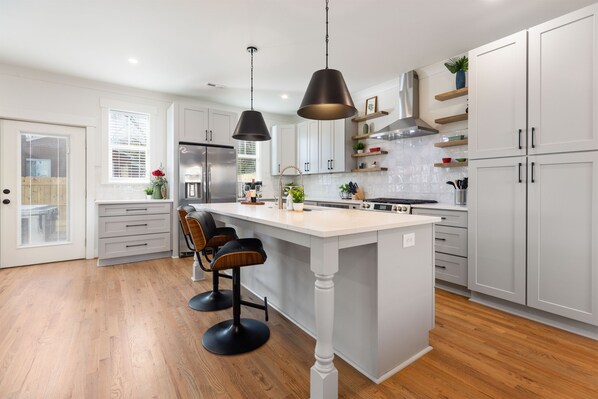 Fridge, microwave, oven, stovetop - Hot Tub • Fire Pit • Chef’s Kitchen • Near Uptown (Charlotte)