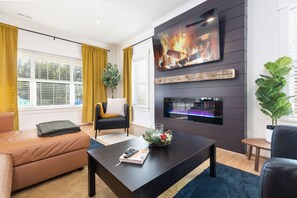 Smart TV, fireplace, books, offices - Hot Tub • Fire Pit • Chef’s Kitchen • Near Uptown (Charlotte)