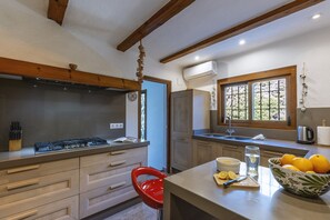 Kühlschrank, Mikrowelle, Ofen, Geschirrspüler