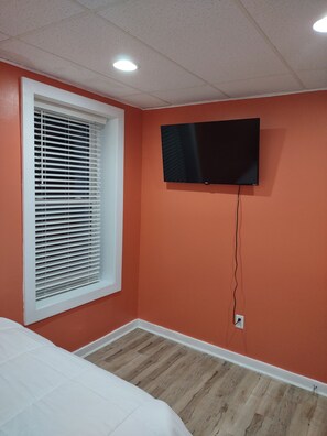 2 bedrooms, iron/ironing board, free WiFi, bed sheets - Cozy unique apartment nestled in the heart of downtown Elmira. (Elmira)