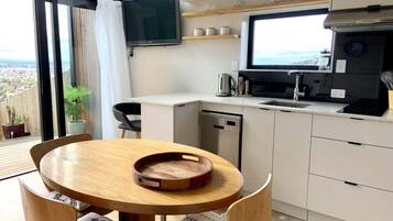 Refrigerador, microondas, placa de cocina, lavavajillas