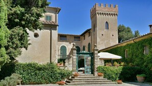 A historic building with a tower, arched windows, and a gated entrance. - Beautiful private villa for 8 guests with A/C, WIFI, private pool, TV, patio and panoramic view (Montelopio)