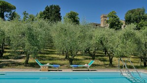 A swimming pool with two lounge chairs and a ladder. - Beautiful private villa for 8 guests with A/C, WIFI, private pool, TV, patio and panoramic view (Montelopio)